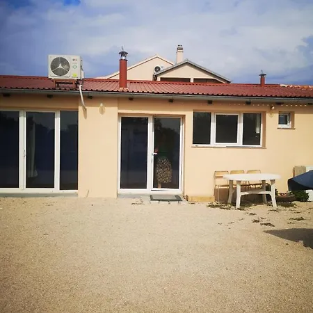 - Petra Preradovica 2k Betina (Sibenik-Knin)